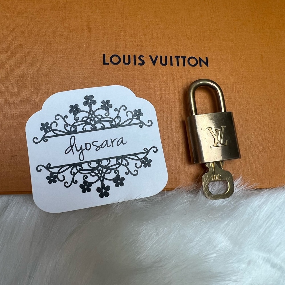 LOUIS VUITTON LOCK AND KEY SET 301